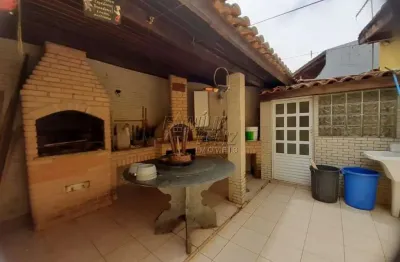 Casa isolada 315m² (2 dorms + suíte + edícula) c/ gourmet a 20m da praia - mongaguá