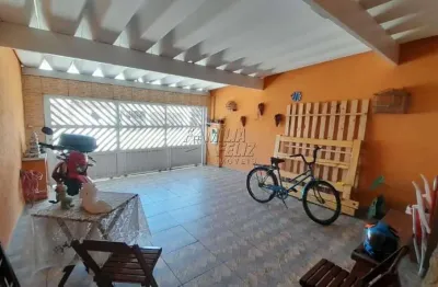 Casa geminada 2 dorms (1 suíte) c/ churrasqueira e quintal | 420m da praia - caiçara
