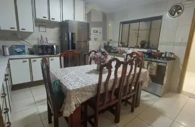 Residência  sobrado com 2 quartos e 2 vagas na osvaldo cruz, são caetano - sp: 122m² de conforto!