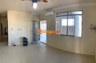Casa sobreposta com 4 quartos sendo 1 suíte com closet no bairro grã duquesa