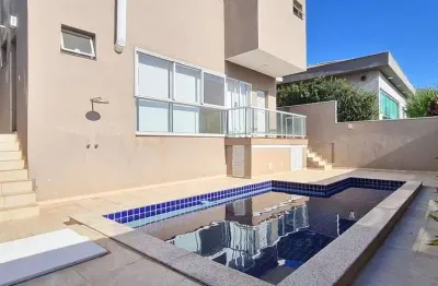 Maravilhoso sobrado novo alto padrão para venda na vila do golfe no charmoso cond. terras de siena, 3 suites mais escritório reversível, gourmet e pis