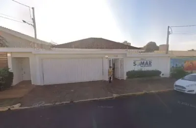 Ótima casa comercial para venda na av. santa luzia, 4 dormitorios sendo 2 suites, 4 vagas de garagem em 481 m2 de área total