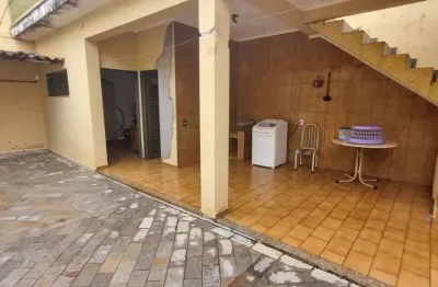 Casa para venda no parque dos bandeirantes, cômodos amplos, 3 dormitorios sendo 1 suite mais edícula em 262 m2 de área total