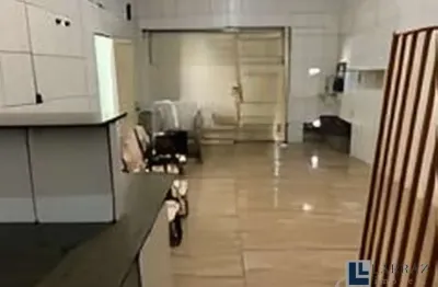 Salao comercial para locação no ipiranga, com portao fechado, banheiro e salao, área útil 32 m2