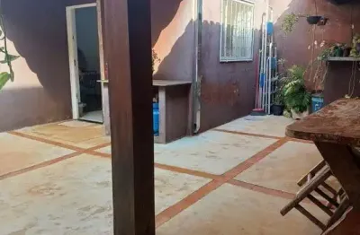Ótima casa para venda no parque dos servidores, 2 dormitorios sendo 1 suite, varanda gourmet, 2 vagas, em 114 m2 construidos