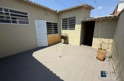 Ótima casa para locação no jardim interlagos, 2 dormitorios com suíte, amplo quintal, 2 vagas, 135 m2 construidos em um terreno de 189 m2