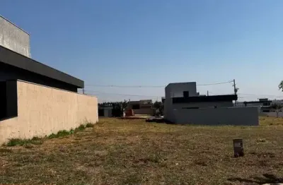 Ótimo lote alto padrão para venda no charmoso Condominio Quinta da Mata II, proximo ao Novo Shopping, area do lote 250 m2, de ilha