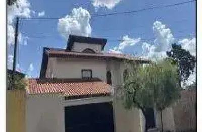 OPORTUNIDADE SOMENTE A VISTA. Casa para venda em Americana-SP na Vila Santa Maria, Área privativa com 499,71m2 em um terreno de 660 m2.