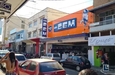 Excelente salao para locação no centro de passos-mg na expedicionarios, com 1.175 m2 de área útil, vocação para grandes lojas