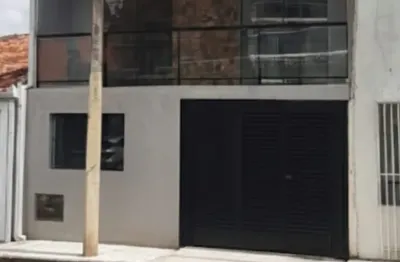 Sobrado em Cond. Fechado,ótima localização na frente da padaria Akipão, no bairro Uberaba,sendo 4 dts com sacada.