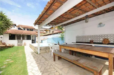 Ótima casa com 4 quartos, piscina e área de churrasco em localização privilegiada