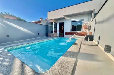 À venda linda casa linear com piscina e porteira fechada em búzios- pronta para morar ou investir!