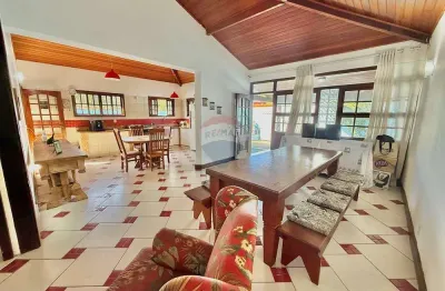 À venda: casa com duas residências independentes e área gourmet com piscina em geribá, armação dos búzios