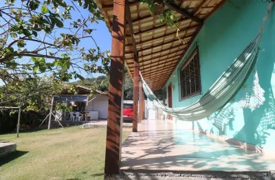 Casa charmosa em búzios com quintal arborizado – próxima à serra das emerências, búzios