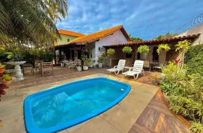 Casa à venda em búzios no portal da ferradura, alto padrão, 2 quartos, 3 suítes, piscina, sauna, área gourmet e muito mais.