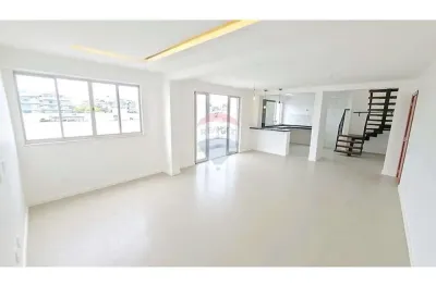 Cobertura Duplex Contemporânea com Área Gourmet a passos da Praia do Forte em Cabo Frio