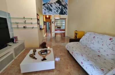 À venda casa linear com pé-direito alto a poucas quadras da praia em Unamar