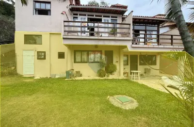 À venda casa com amplo jardim e quintal privativo no bairro Tartaruga, em Armação dos Búzios