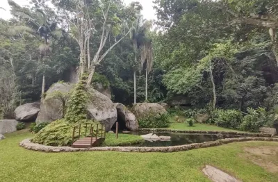 Jardim guaíuba – guarujá imóvel único – excepcional - fora de padrão - junto à natureza - lago cenográfico  a 1 quadra da praia. terreno de aprox. 4.500 m2, sendo 1.500 de terreno plano e 3.000 m2 de