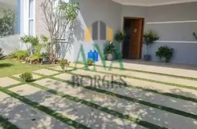 Casa com pé direito alto integrada à cozinha, oferecendo um ambiente moderno e funcional, perfeito para reunir a família e os amigos.