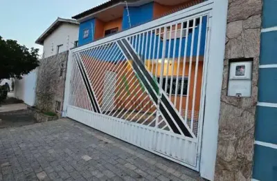 Casa sobrado, 130m2 de área construída, 132m2 de terreno. 3 dormitórios, sendo 1 suíte, 2 sacadas com porta balcão, + um banheiro social e um lavabo. todos os