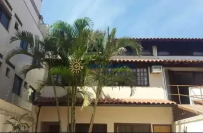 Casa de rua - Triplex / Residencial / Recreio dos Bandeirantes