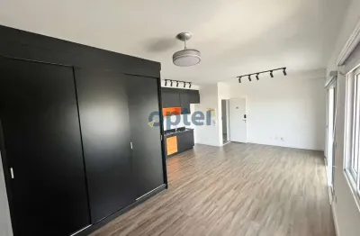 Loft de 48m², semimobiliado, com varanda ampla de frente para av. kennedy, lazer na cobertura no marco zero mix residence - jardim do mar