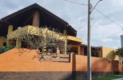 Casa quadra mar exclusiva em balneário piçarras: seu refúgio a passos da praia