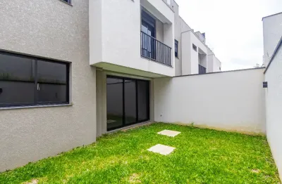 Sobrados com quintal e segurança e 2 vagas de garagem paralela.