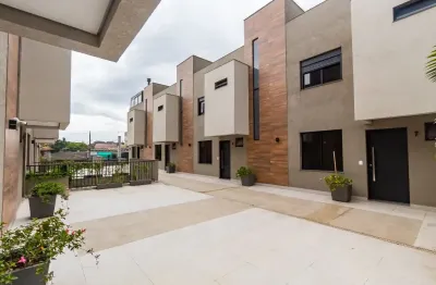 Sobrados com quintal e segurança e 2 vagas de garagem paralela.