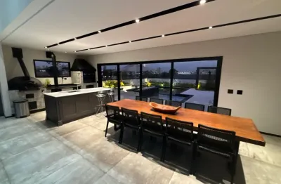 Casa luxuosa com 4 suítes e 8 vagas de garagem ao lado do parque barigui