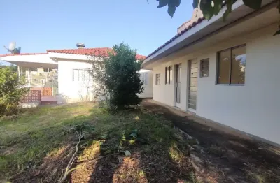 Casa averbada, financia, aceita fgts, com amplo quintal nas mercês