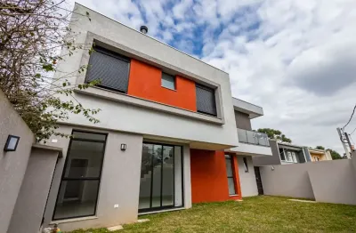 Sobrado com terraço, 3 quartos e duas vagas de garagem, próximo ao bosque do alemão