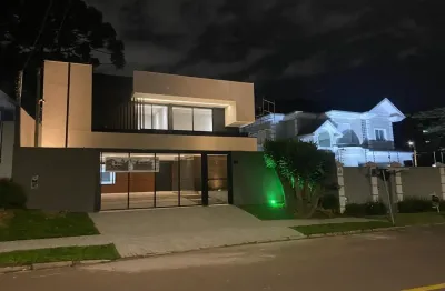 Casa com 4 suítes, 6 vagas de garagem, quintal com piscina a 150mt do parque  barigui