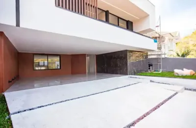 Casa com 4 suítes, 6 vagas de garagem, quintal com piscina a 150mt do parque  barigui