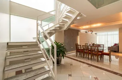 Espetacular casa em condomínio para venda com 4 quartos, sendo 4 suítes, 336m²