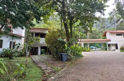 Elegante casa em condomínio para venda com 5 quartos, sendo 5 suítes, 370m²