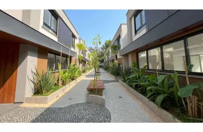 Aconchegante casa em condomínio para venda com 4 quartos, sendo 4 suítes, 350m²