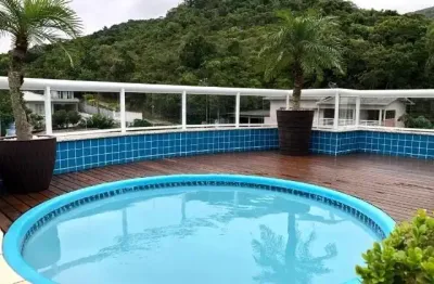 Linda cobertura em bombas, 139,2m² privativos, piscina, três suítes, 2 vagas, mobiliada.