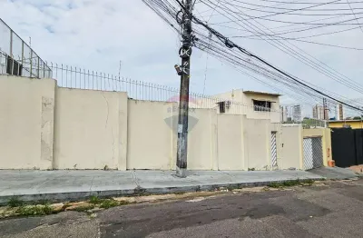 Casa de 334m² de área construída com 5 quartos à venda no Parque Dez de Novembro por R$ 850.000,00