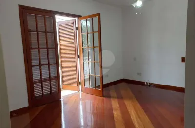 Sobrado à venda com 4 quartos, sendo 3 suítes,  em Vila São Francisco, São Paulo, SP