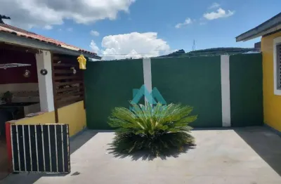 Excelente casa, quintal grande, quarto nos fundos com banheiro, no centro, cozinha planejada