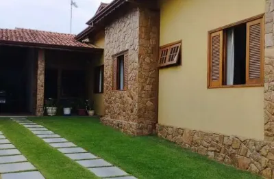 Linda casa! jd. shangrilá em caçapava - sp com um lindo quintal gramado para você que tem pet