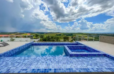 Maravilhosa casa alto padrão com piscina de borda infinita com vista para serra da mantiqueira