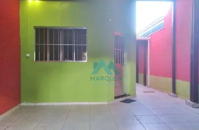 Linda casa com garagem coberta e churrasqueira no quintal