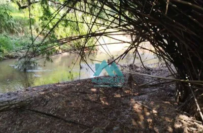 Excelente chácara na beira do asfalto, com queda d'água e rio no terreno
