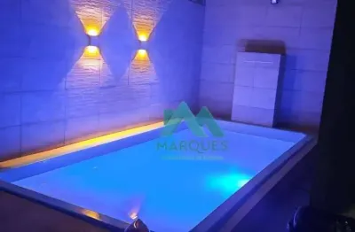 Sobrado maravilhoso com piscina em bairro próximo ao centro