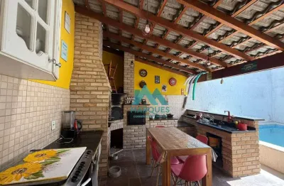 Casa com piscina em ótima localização próxima a dutra.