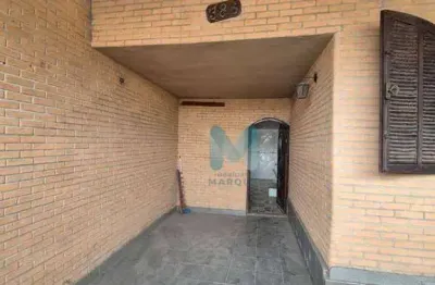 Casa com  3 dormitórios e galpão  em bairro próximo ao centro
