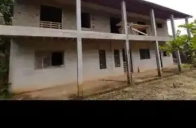 Chácara com sobrado em fase de acabamento, localização privilegiada